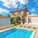 4 Bedroom Pet Friendly In *
