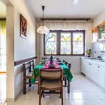 4 Bedroom Pet Friendly In *