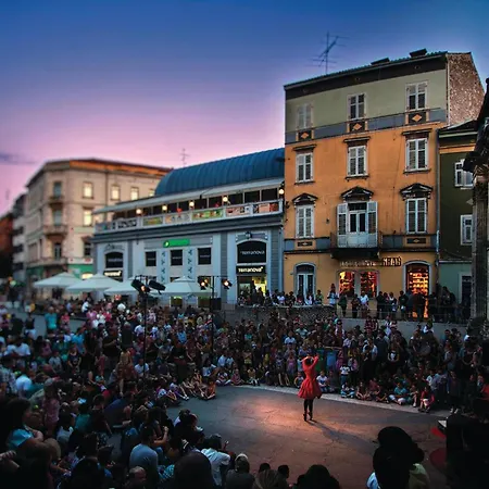 4 Bedroom Pet Friendly In