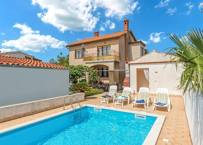 4 Bedroom Pet Friendly In *