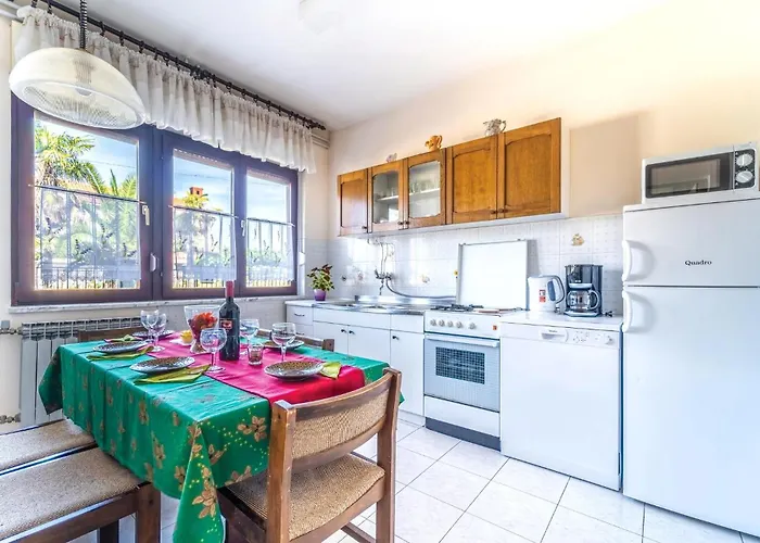 4 Bedroom Pet Friendly In *