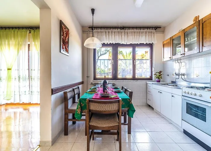 4 Bedroom Pet Friendly In *