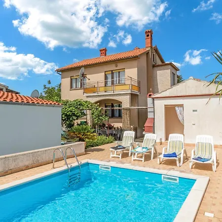 4 Bedroom Pet Friendly In *