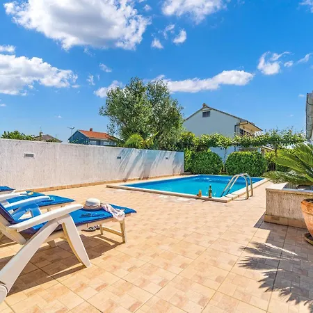 Hébergement de vacances 4 Bedroom Pet Friendly In Štinjan