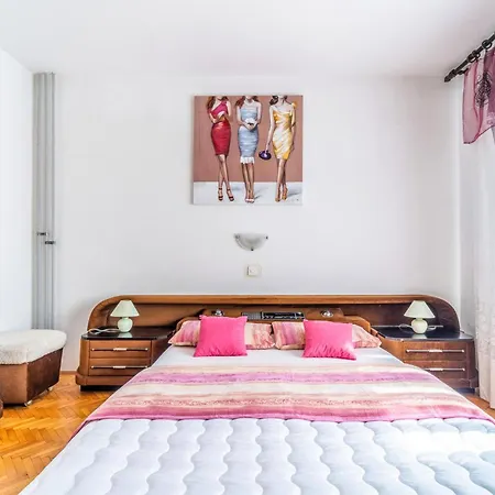 4 Bedroom Pet Friendly In *