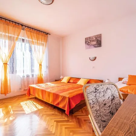 Hébergement de vacances 4 Bedroom Pet Friendly In Štinjan