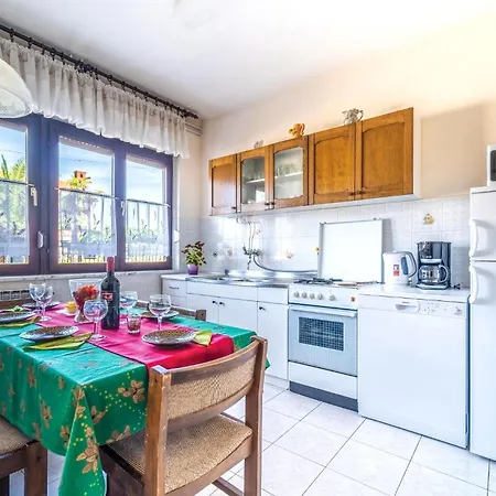 4 Bedroom Pet Friendly In *