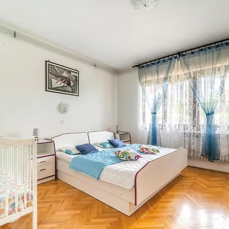 Hébergement de vacances 4 Bedroom Pet Friendly In Štinjan