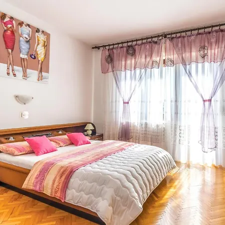 4 Bedroom Pet Friendly In