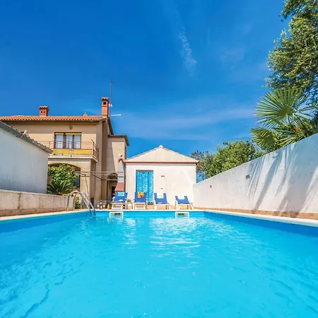 4 Bedroom Pet Friendly In *